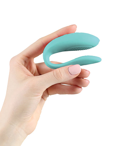 we-vibe-sync-lite-aqua-hand.jpg